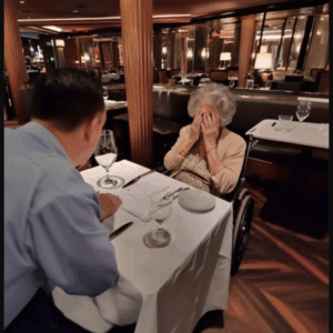 Hijo hace llorar a su anciana madre en silla de ruedas en un restaurante y se disculpa… Hijo hace llorar a su anciana madre en silla de ruedas en un restaurante y se disculpa…
